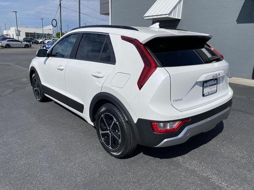 Snow White Pearl 2023 Kia Niro EX