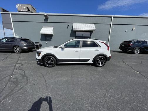 Snow White Pearl 2023 Kia Niro EX