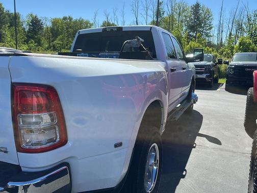 Bright White Clearcoat 2024 RAM 3500 Tradesman Crew Cab 4x4 8' Box