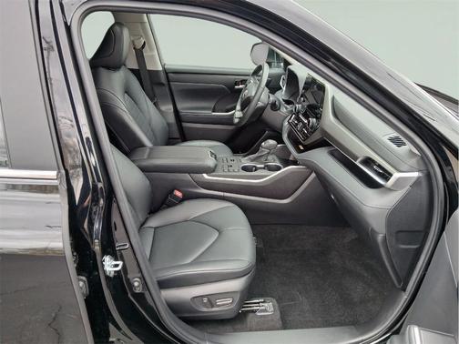 Midnight Black Metallic 2023 Toyota Highlander XLE