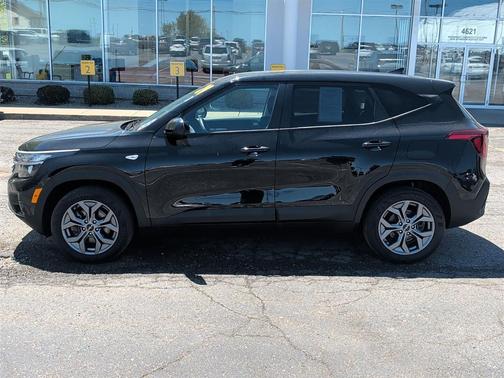 Fusion Black 2024 Kia Seltos LX