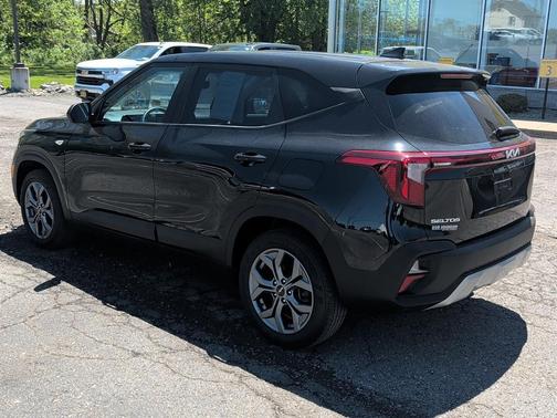 Fusion Black 2024 Kia Seltos LX