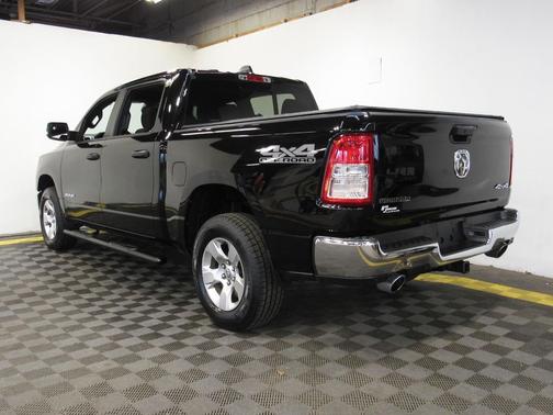 Diamond Black Crystal Pearlcoat 2023 RAM 1500 Big Horn/Lone Star