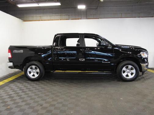 Diamond Black Crystal Pearlcoat 2023 RAM 1500 Big Horn/Lone Star