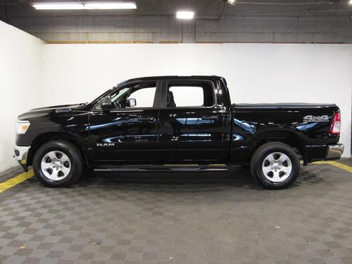 Diamond Black Crystal Pearlcoat 2023 RAM 1500 Big Horn/Lone Star