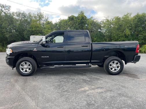 2023 RAM 2500 Laramie Crew Cab 4x4 6'4' Box