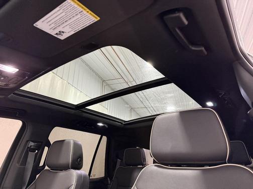 White Frost Tricoat 2023 GMC Yukon SLT