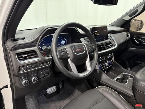 White Frost Tricoat 2023 GMC Yukon SLT