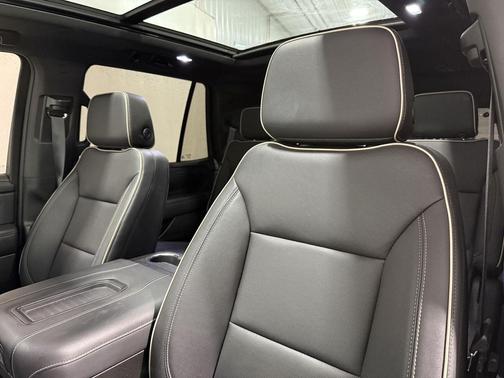 White Frost Tricoat 2023 GMC Yukon SLT