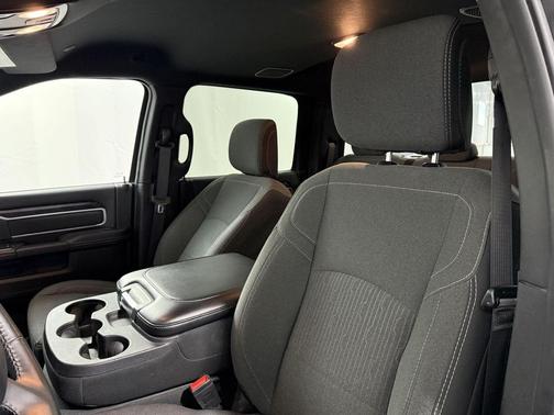 Diamond Black Crystal Pearlcoat 2024 RAM 2500 Big Horn Crew Cab 4x4 6'4' Box