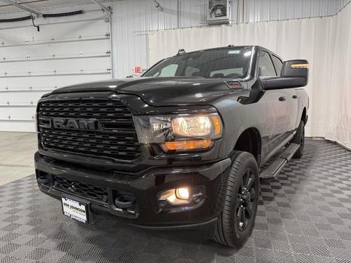 Diamond Black Crystal Pearlcoat 2024 RAM 2500 Big Horn Crew Cab 4x4 6'4' Box