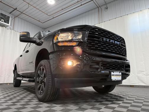 Diamond Black Crystal Pearlcoat 2024 RAM 2500 Big Horn Crew Cab 4x4 6'4' Box