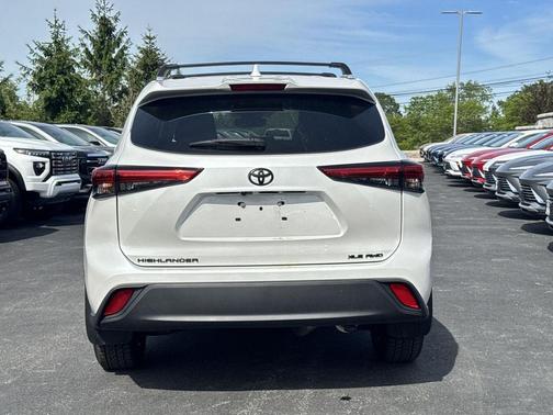 Wind Chill Pearl 2022 Toyota Highlander XLE