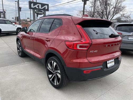 2024 Volvo XC40 B5 Plus Dark Theme