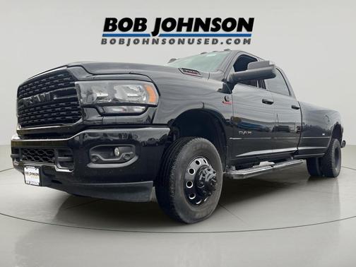Diamond Black Crystal Pearlcoat 2022 RAM 3500 Big Horn Crew Cab 4x4 8' Box