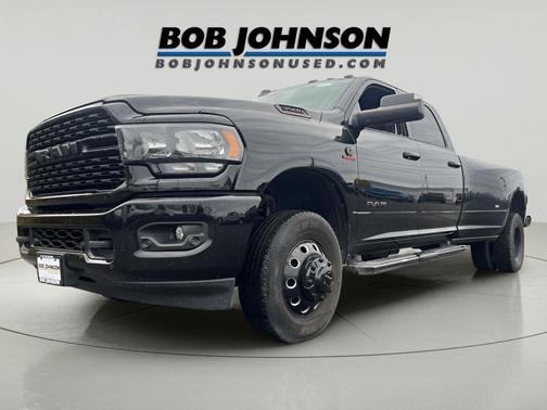Diamond Black Crystal Pearlcoat 2022 RAM 3500 Big Horn Crew Cab 4x4 8' Box