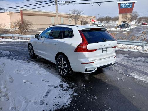 2023 Volvo XC60 B5 Plus Dark Theme