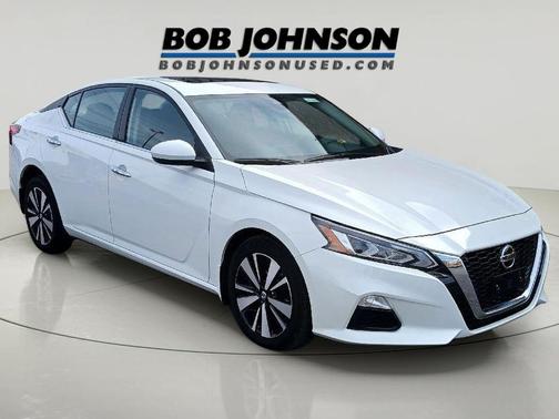 Pearl White Tricoat 2022 Nissan Altima 2.5 SV