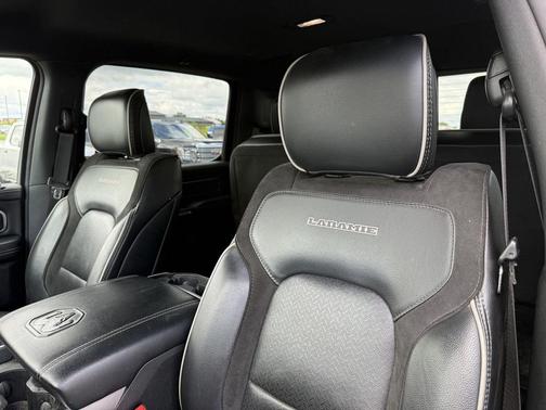 Diamond Black Crystal Pearlcoat 2023 RAM 1500 Laramie