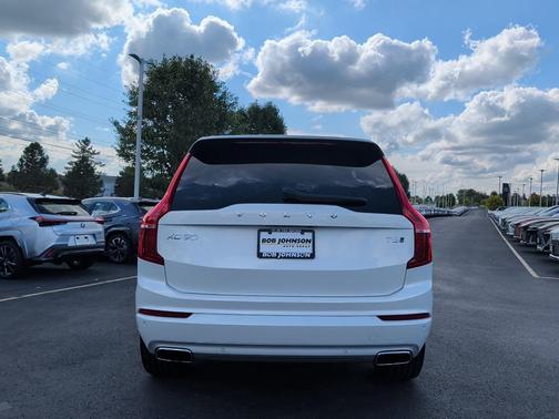 2020 Volvo XC90 T6 Momentum