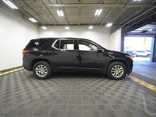 Mosaic Black Metallic 2019 Chevrolet Traverse LT Cloth