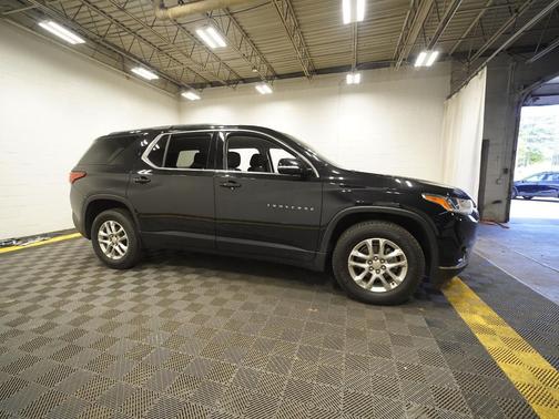 Mosaic Black Metallic 2019 Chevrolet Traverse LT Cloth
