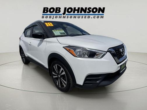 Aspen White/Super Black 2018 Nissan Kicks SV