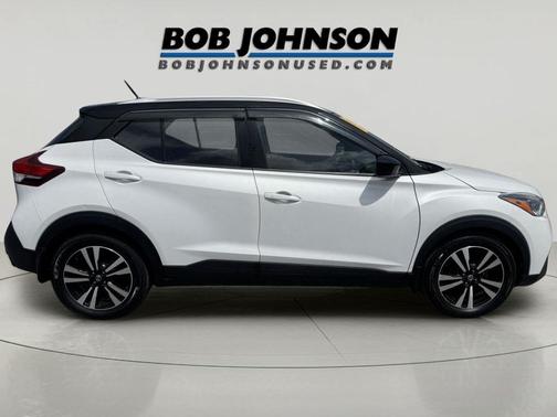 Aspen White/Super Black 2018 Nissan Kicks SV
