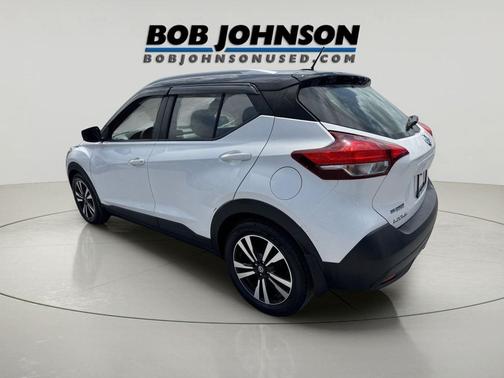 Aspen White/Super Black 2018 Nissan Kicks SV