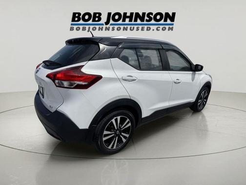 Aspen White/Super Black 2018 Nissan Kicks SV