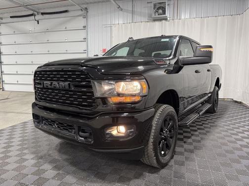 Diamond Black Crystal Pearlcoat 2024 RAM 2500 Big Horn Crew Cab 4x4 6'4' Box