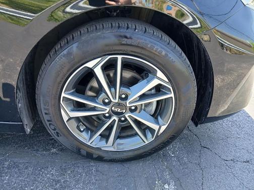 Aurora Black 2024 Kia Forte LXS
