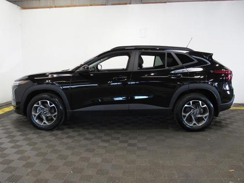 Mosaic Black Metallic 2025 Chevrolet Trax LT