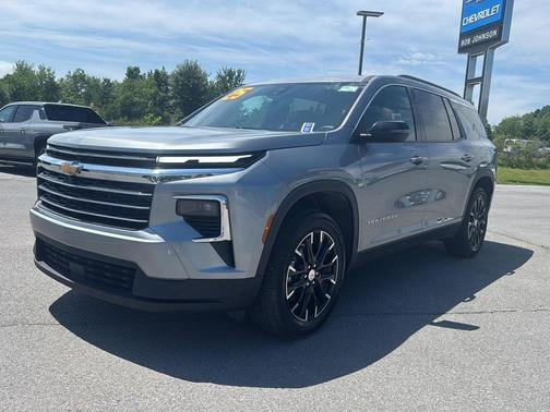 Sterling Grey Metallic 2025 Chevrolet Traverse LT
