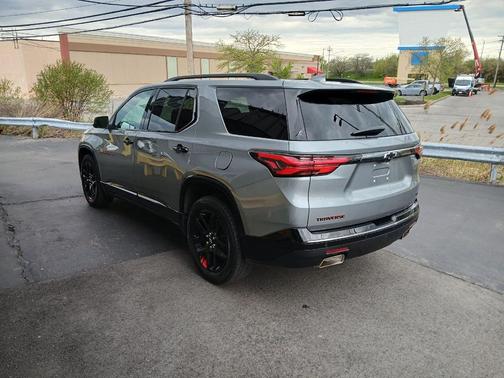 Sterling Gray Metallic 2023 Chevrolet Traverse Premier