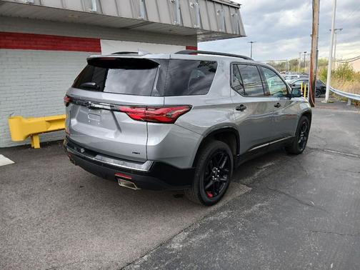 Sterling Gray Metallic 2023 Chevrolet Traverse Premier