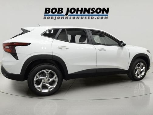 Summit White 2025 Chevrolet Trax LS