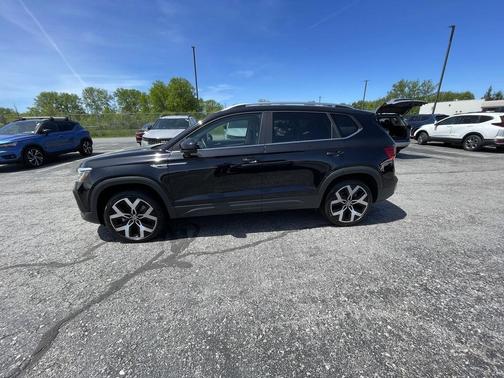 Deep Black Pearl 2023 Volkswagen Taos 1.5T SEL