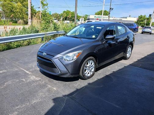 Graphite 2017 Toyota Yaris iA Base