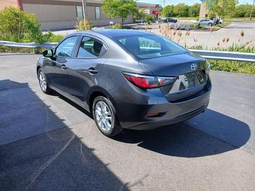 Graphite 2017 Toyota Yaris iA Base