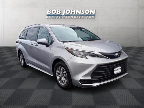 2022 Toyota Sienna LE