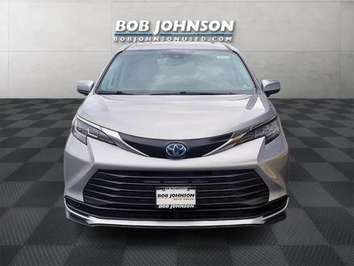 2022 Toyota Sienna LE