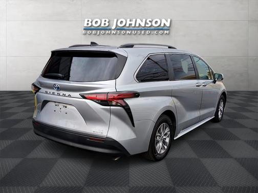 2022 Toyota Sienna LE