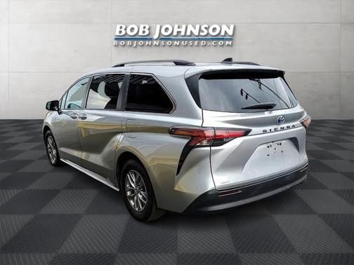 2022 Toyota Sienna LE