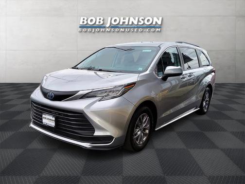 2022 Toyota Sienna LE