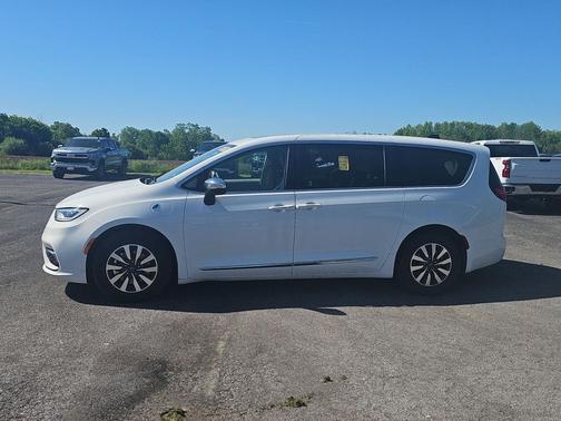 Bright White Clearcoat 2023 Chrysler Pacifica Hybrid Limited