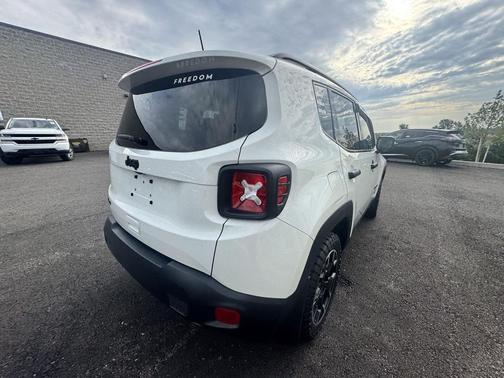 Alpine White Clearcoat 2023 Jeep Renegade Upland