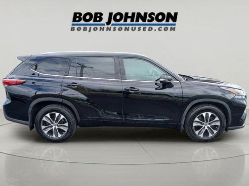Midnight Black Metallic 2021 Toyota Highlander XLE