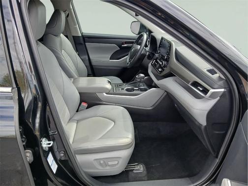 Midnight Black Metallic 2021 Toyota Highlander XLE