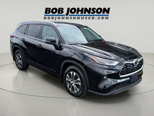 Midnight Black Metallic 2021 Toyota Highlander XLE